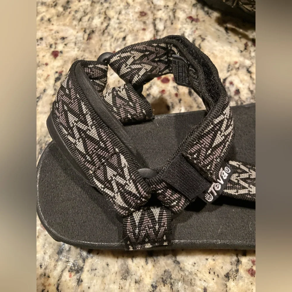 Men's Size 9 Teva Velcro Strap Shock Pad Sandals - Picture 6 of 14